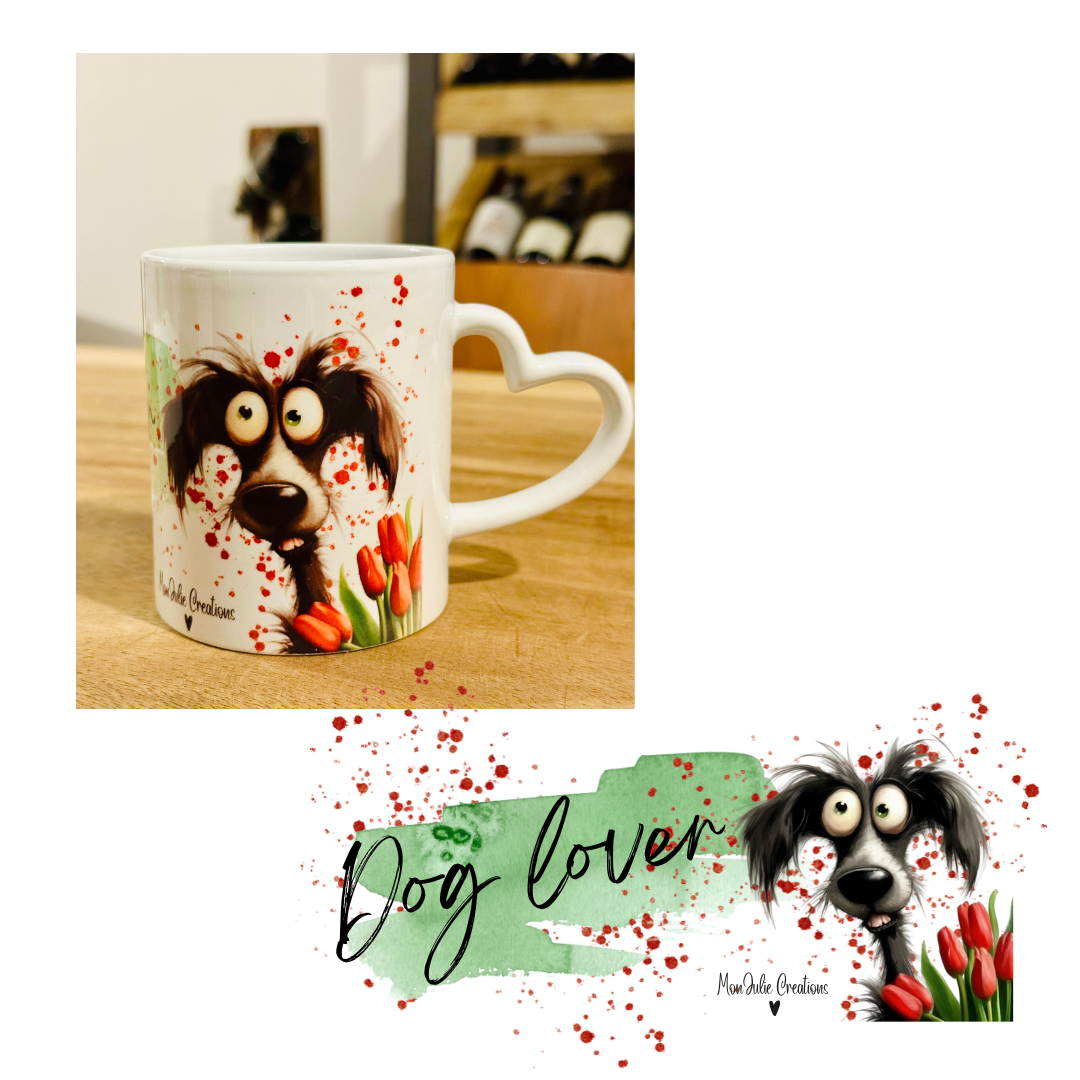 Tazza mug da 325 ml in ceramica con manico a forma di cuore per gli amanti dei cani, con um'immagine grafica che raffigura la testolina di un cane di colore marrone scuro e beige su sfondo verde con puntini e tulipani rossi, foglie verdi con la scritta Dog lover, dalla buffa espressione. L'immagine sottostante mostra per intero la grafica realizzata con stampa sublimatica. Grafiche divertenti ed originali realizzate a mano.