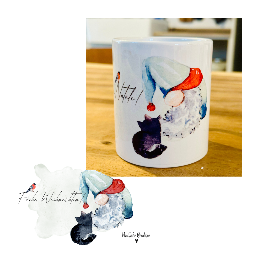 tazza mug natalizia con gnomo, gattino e uccellino con scritta buon natale in tedesco.