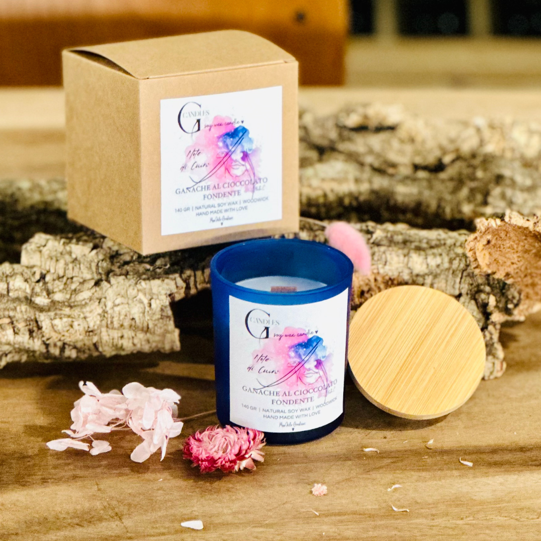 Vasetto blu in vetro con coperchio in bambu' per candela alla cera di soia artigianale profumata al cioccolato fondente, la grafica realizzata a mano rappresenta un volto di donna stilizzato su sfondo blu e lilla.