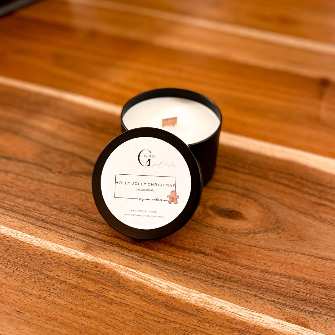 Candela in cera di soia naturale al profumo di pan di zenero a forma realizzata artigianalmente all'interno di un barattolino nero in alluminio con coperchio, la cui grafica con logo ne indica la fragranza.