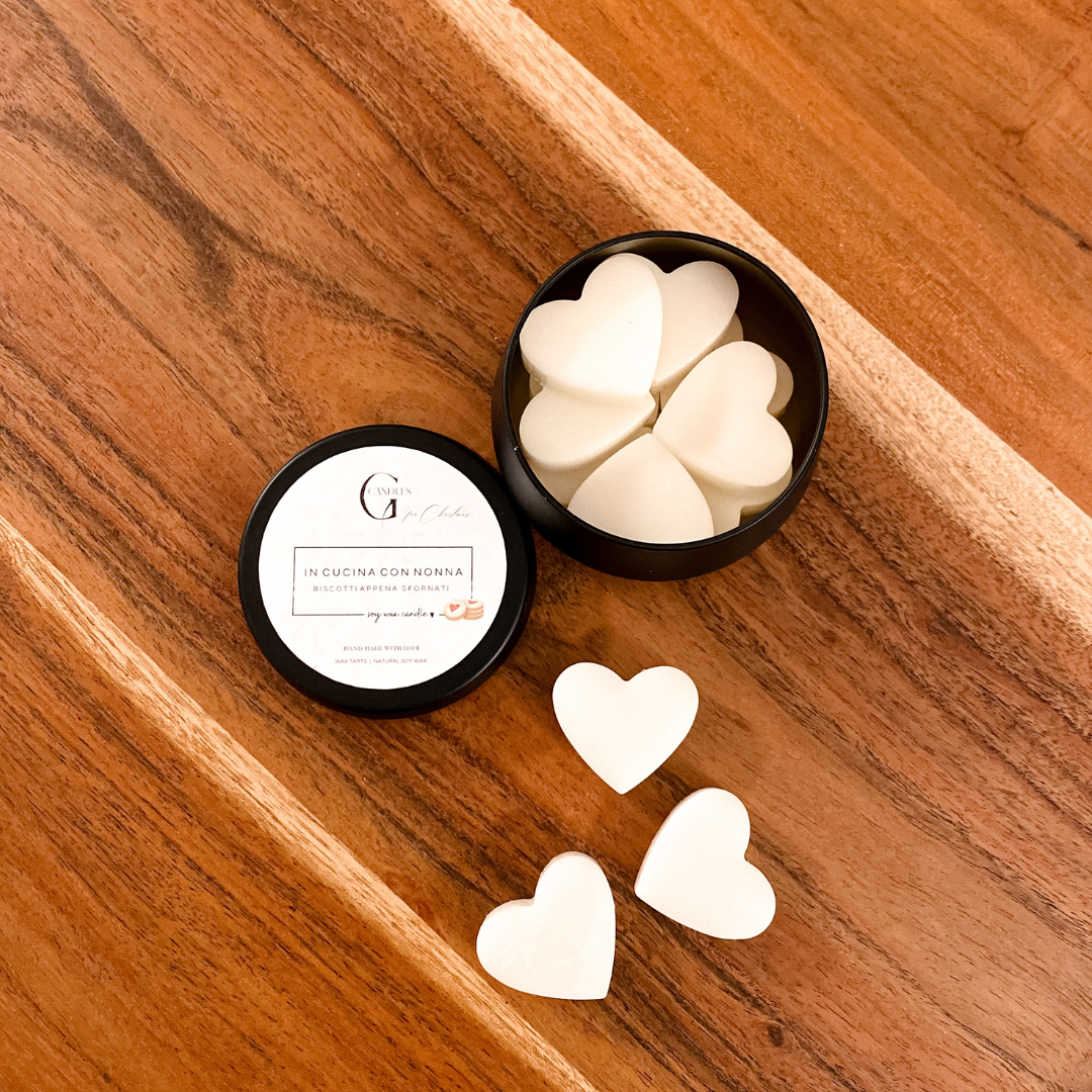 Cera di soia naturale da sciogliere al profumo di biscotti appena sfornati a forma di cuore realizzati a mano.