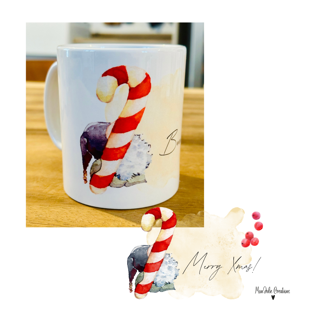 tazza mug natalizia con gnomo e stecco di zucchero con scritta buon natale in inglese.