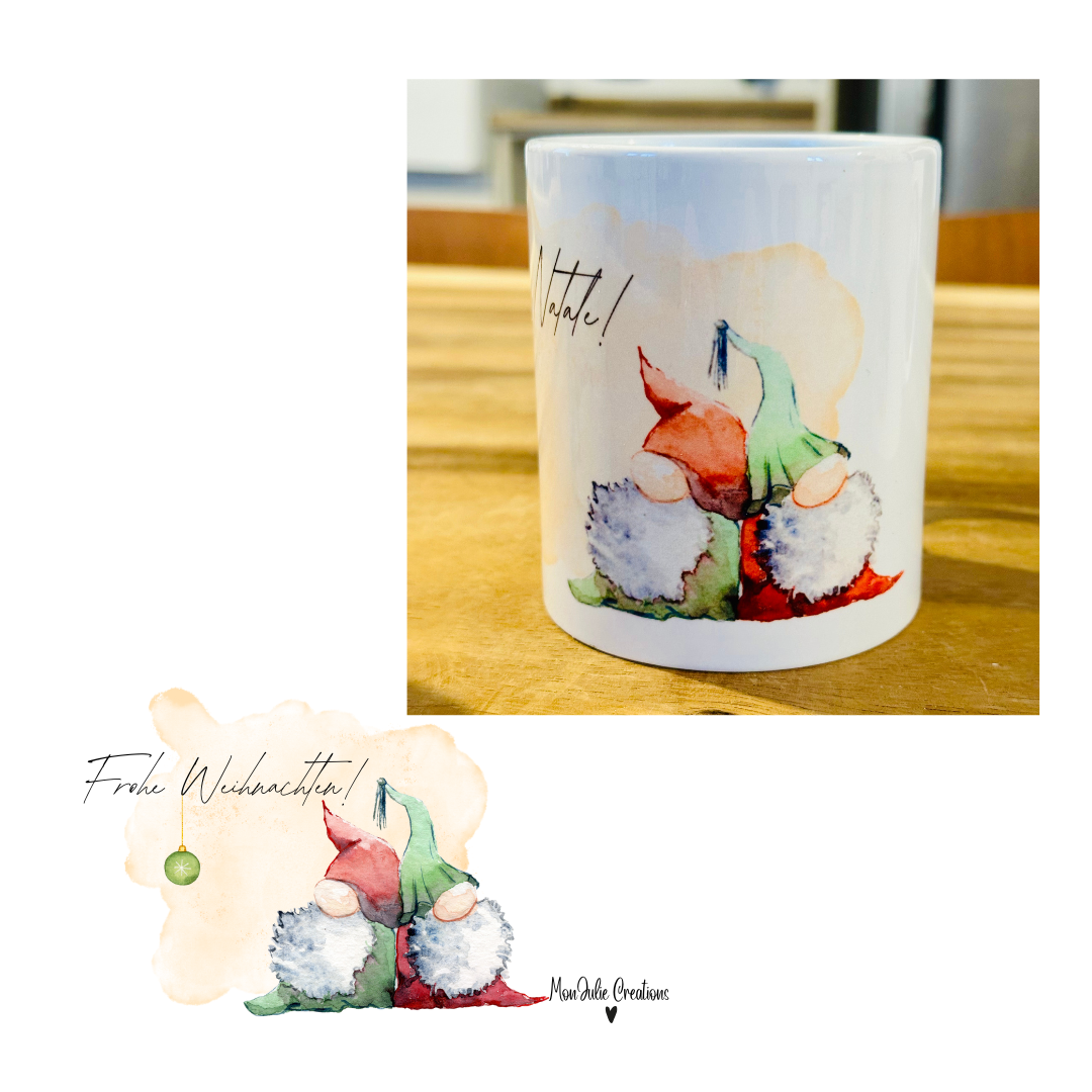 Tazza mug natalizia con tenera coppia di gnomi con scritta buon natale in tedesco.