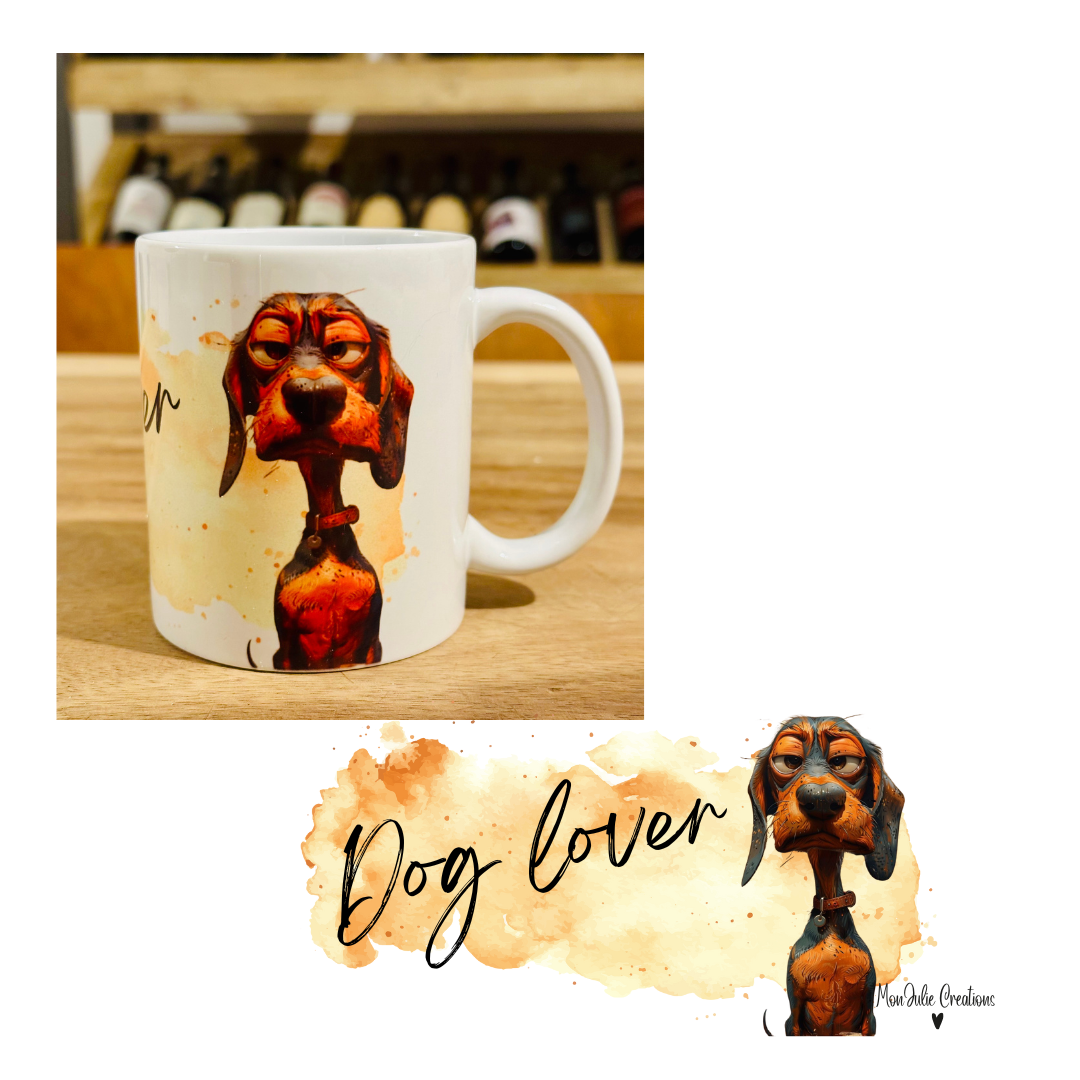 Tazza mug da 325 ml in ceramica con manico a forma di cuore per gli amanti dei cani, con um'immagine grafica che raffigura un segugio dall'aria buffa di colore marroncino con collare su sfondo marrone sfumato e scritta Dog lover. L'immagine sottostante rappreseta per intero la grafica con stampa sublimatica. Grafiche divertenti e originali realizzate a mano.