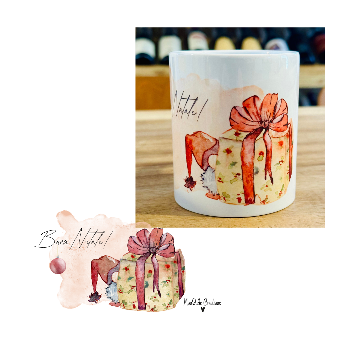 Tazza mug natalizia con gnomo e pacco regalo per augurare buon natale.