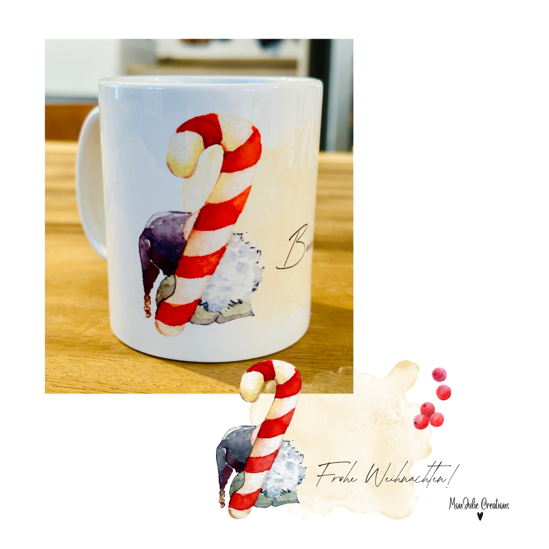 Tazza mug natalizia con gnomo e stecco di zucchero con scritta buon natale in tedesco.
