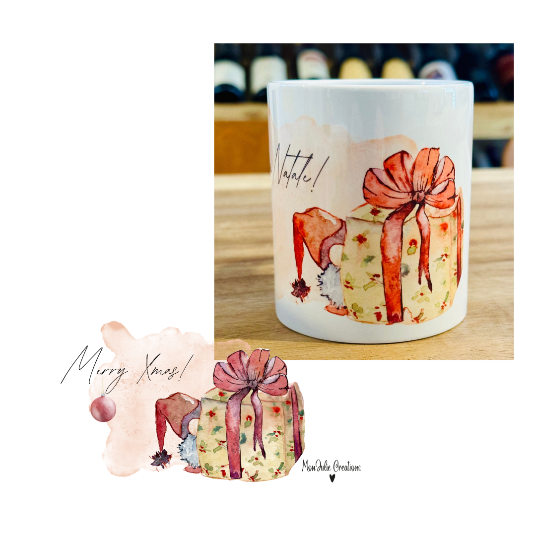 Tazza mug natalizia con gnomo e pacco regalo con scritta buon natale in inglese.