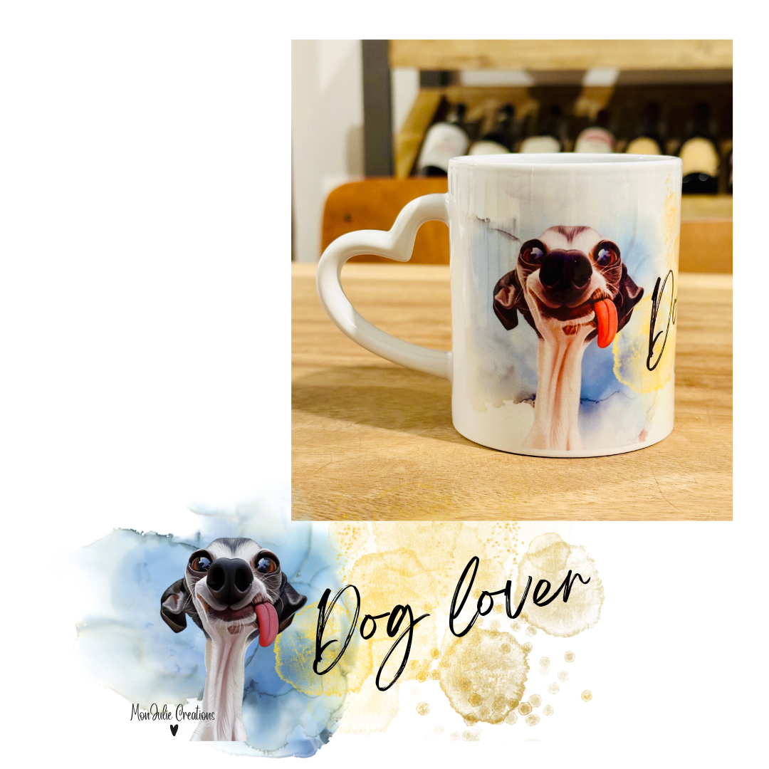 Tazza mug da 325 ml in ceramica con manico a forma di cuore per gli amanti dei cani, con um'immagine grafica che raffigura un divertentissimo cane bianco e nero con la lingua a penzoloni su sfondo blu e giallo sfumatii con scritta Dog lover, L'immagine sottostante rappreseta per intero la grafica con stampa sublimatica. Grafiche divertenti e originali realizzate a mano.