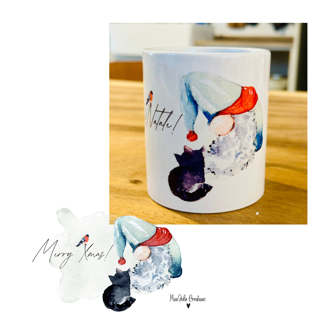 Tazza mug natalizia con gnomo, gattino e uccellino con scritta buon natale in inglese.