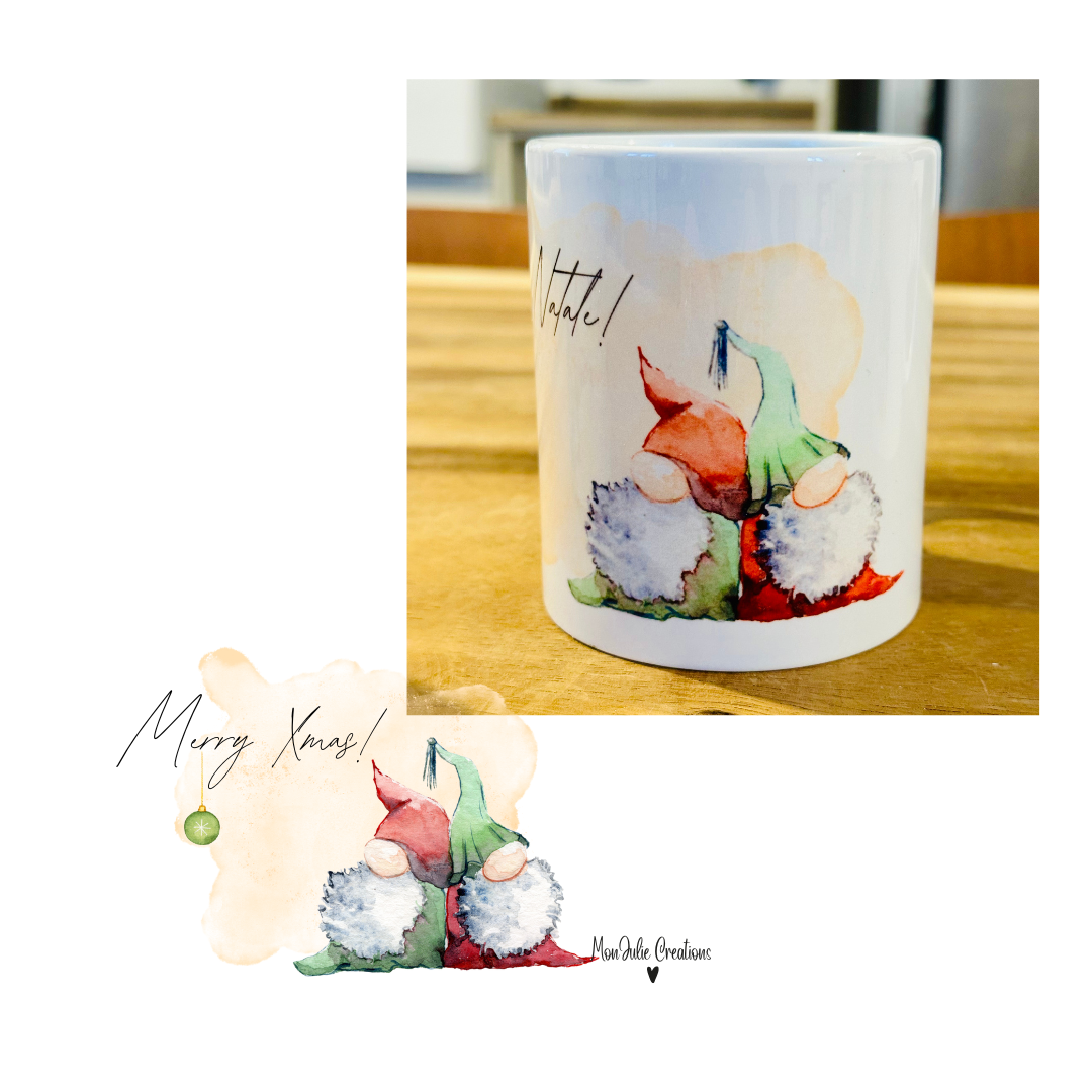 Tazza mug natalizia con tenera coppia di gnomi con scritta buon natale in inglese.