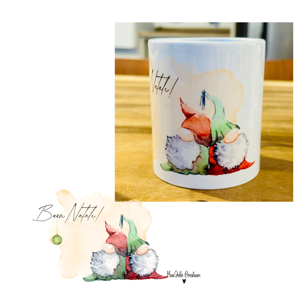 Tazza mug natalizia con tenera coppia di gnomi per augurare buon natale.