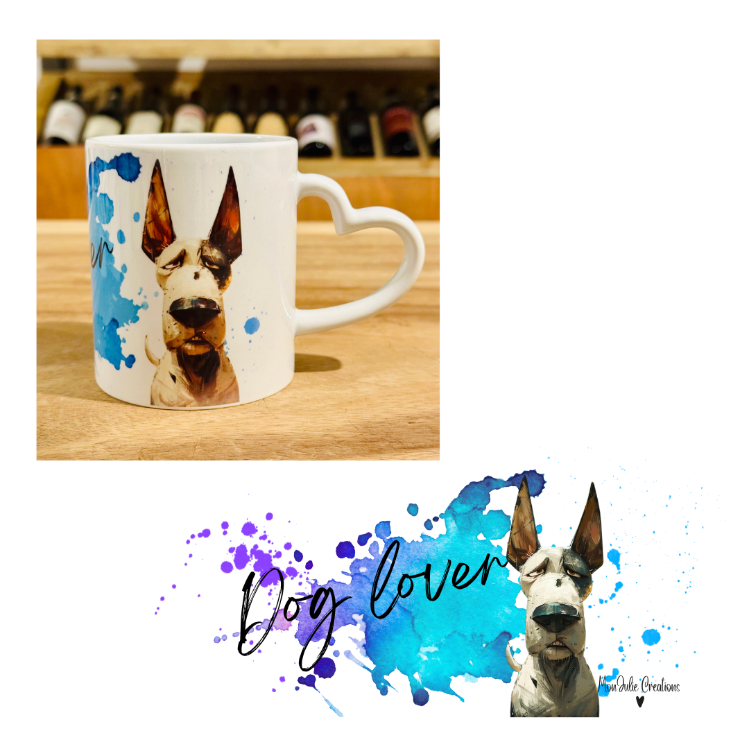 Tazza mug da 325 ml in ceramica con manico a forma di cuore per gli amanti dei cani, con um'immagine grafica che raffigura un pitbull bianco con macchie nere su sfondo blu e azzurro con scritta Dog lover, dall'aria assonnata. L'immagine sottostante rappreseta per intero la grafica con stampa sublimatica. Grafiche divertenti e originali realizzate a mano.