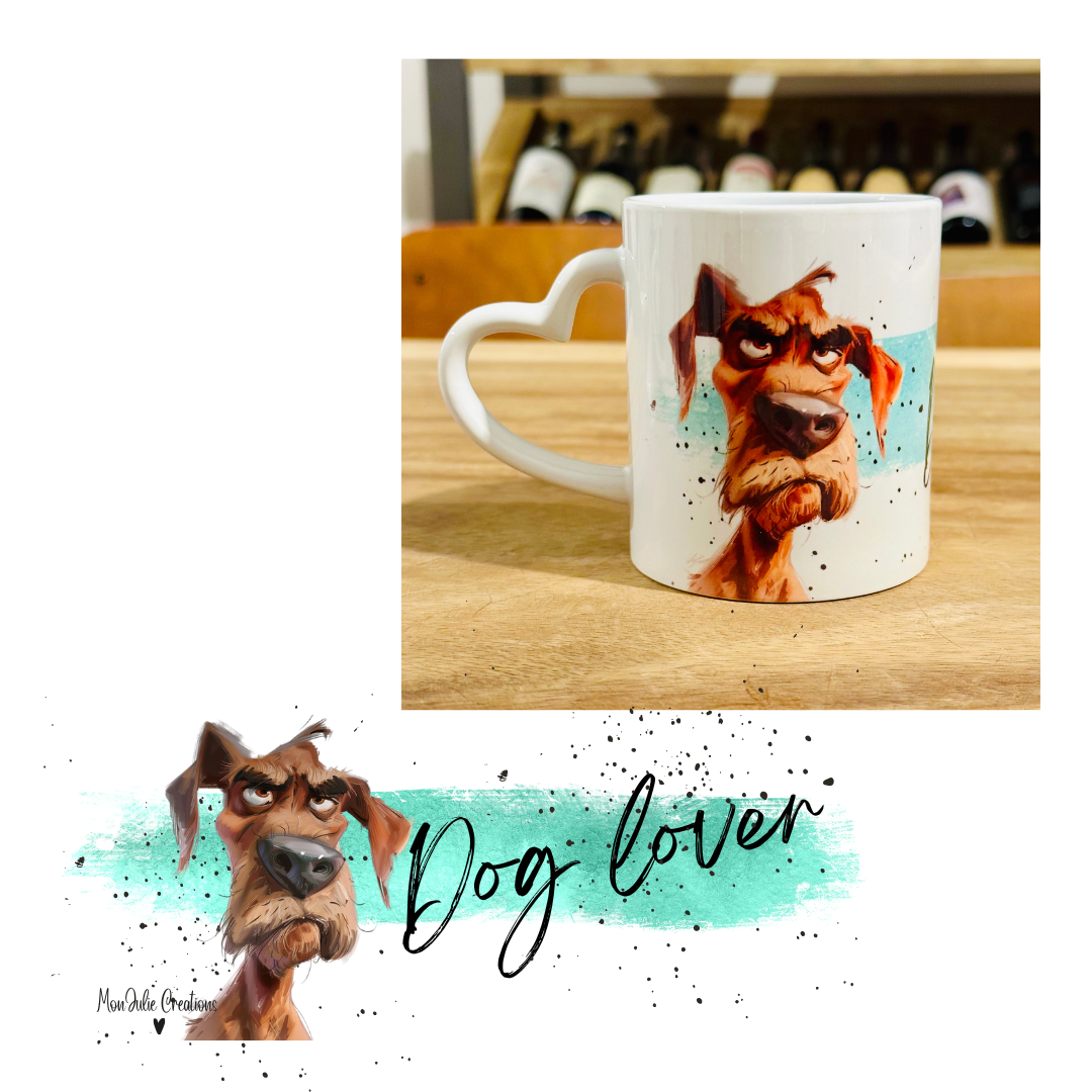 Tazza mug da 325 ml in ceramica con manico a forma di cuore per gli amanti dei cani, con uma grafica che raffigura un cane di colore marrone su sfondo azzurro con puntini neri con la scritta Dog lover, dall'aria imbronciata ma estremamente simpatica. L'immagine sottostante rappreseta per intero la grafica con stampa sublimatica. Grafiche divertenti e originali realizzate a mano.