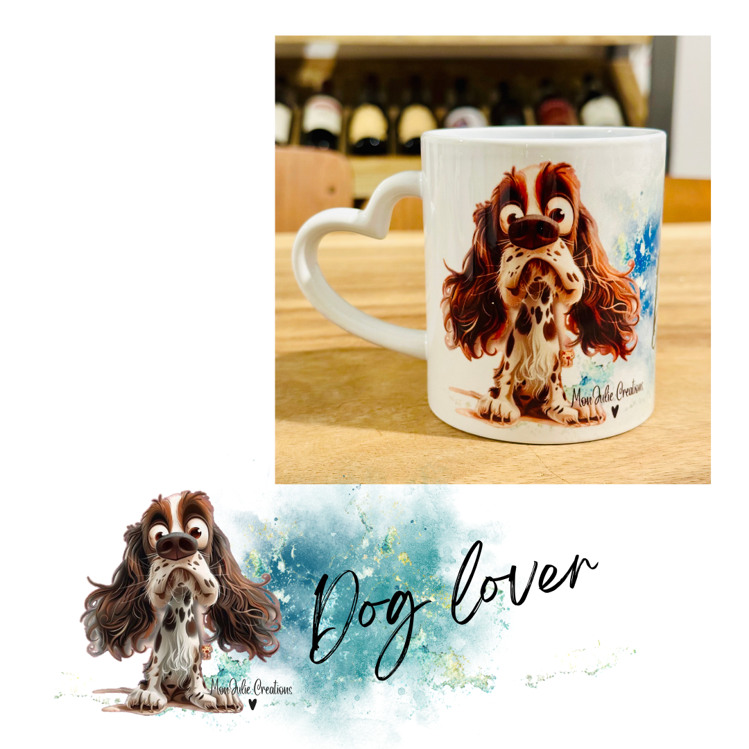 Tazza mug da 325 ml in ceramica con manico a forma di cuore per gli amanti dei cani, con um'immagine grafica che raffigura un cane cocker, nei colori del marrone e beige su sfondo blu con scitta dog lover, dall'aria sorpresa e buffa. L'immagine sottostante rappreseta per intero la grafica con stampa sublimatica. Grafiche divertenti e originali realizzate a mano.