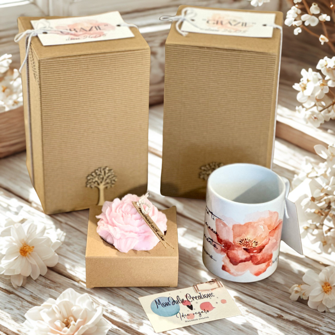Box regalo artigianale con scatola in cartone ondulato e albero della vita in legno, tazza in ceramica decorata con grande fiore rosa pastello e frase personalizzabile e candela rosa profumata a forma di peonia in confezione craft con finestra trasparente.