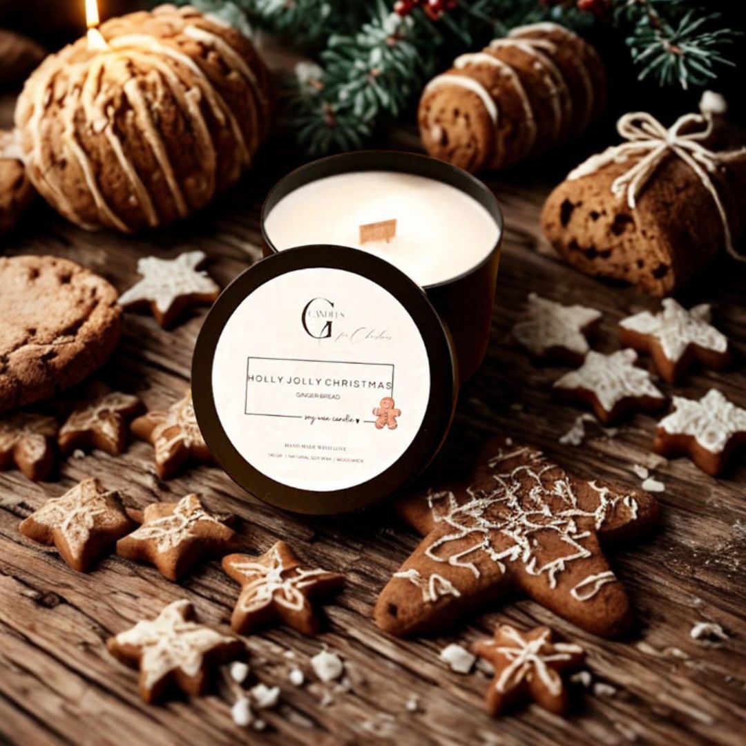 Candela natalizia al pan di zenzero in cera di soia artigianale, circondata da biscotti e decorazioni festive.