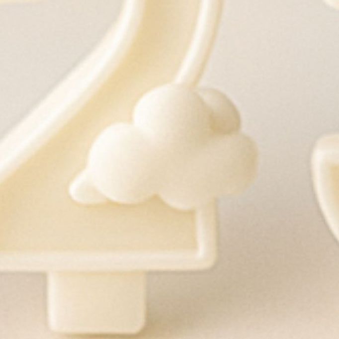 Candelina numero due in cera di soia naturale con applicazione nuvoletta, ideale per torte di compleanno personalizzate.