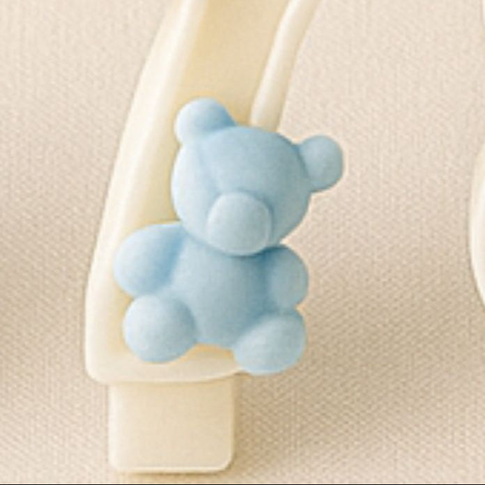 Candelina numero sette in cera di soia naturale con applicazione orsetto, ideale per torte di compleanno personalizzate.