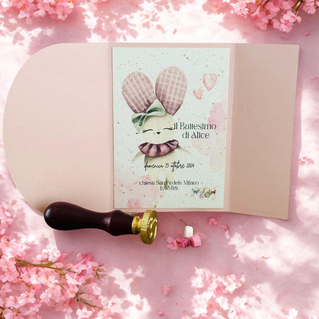 Invito battesimo bimba personalizzato, doppio cartoncino rosa chiaro, sigillo in ceralacca e fiorellini rosa.