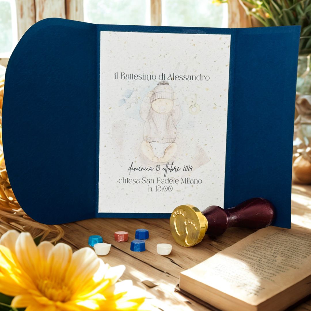 Invito battesimo bimbo personalizzato, doppio cartoncino blu scuro, sigillo in ceralacca e fiore giallo.