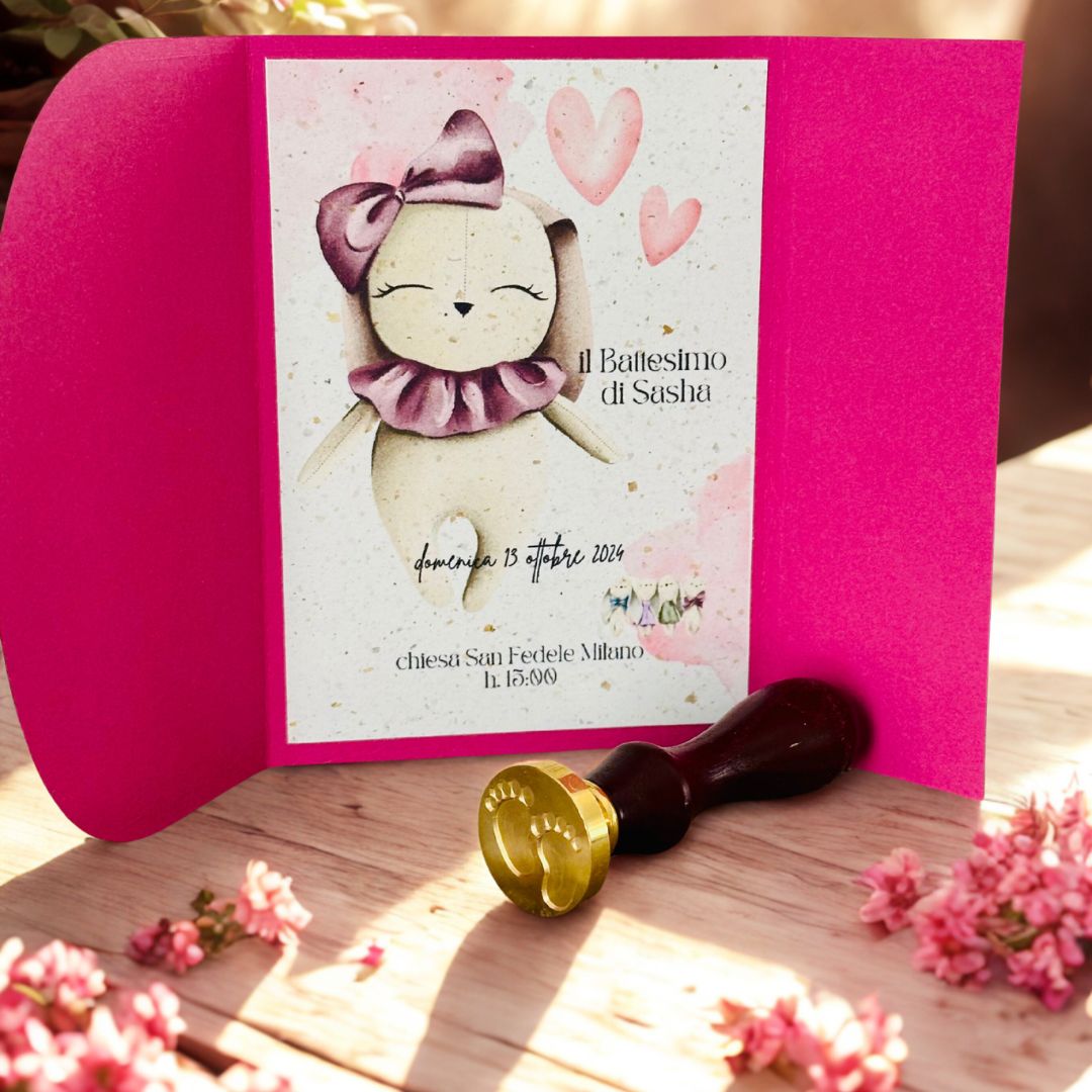 Invito battesimo bimba personalizzato, doppio cartoncino fucsia, sigillo in ceralacca e fiorellini rosa.