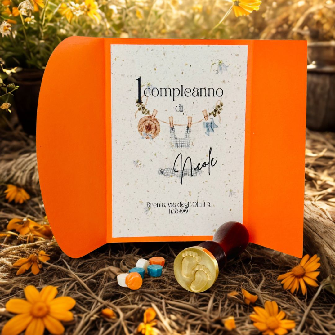 Invito primo compleanno bimba personalizzato, doppio cartoncino arancione, con sigillo in ceralacca e fiorellini arancioni.