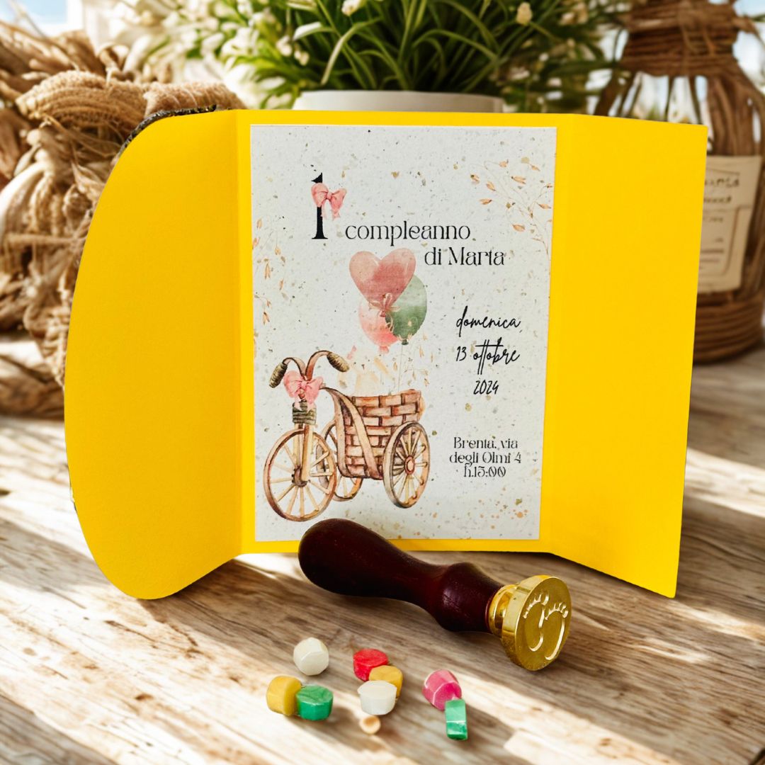 Invito primo compleanno bimba personalizzato, doppio cartoncino giallo sole, con sigillo in ceralacca.