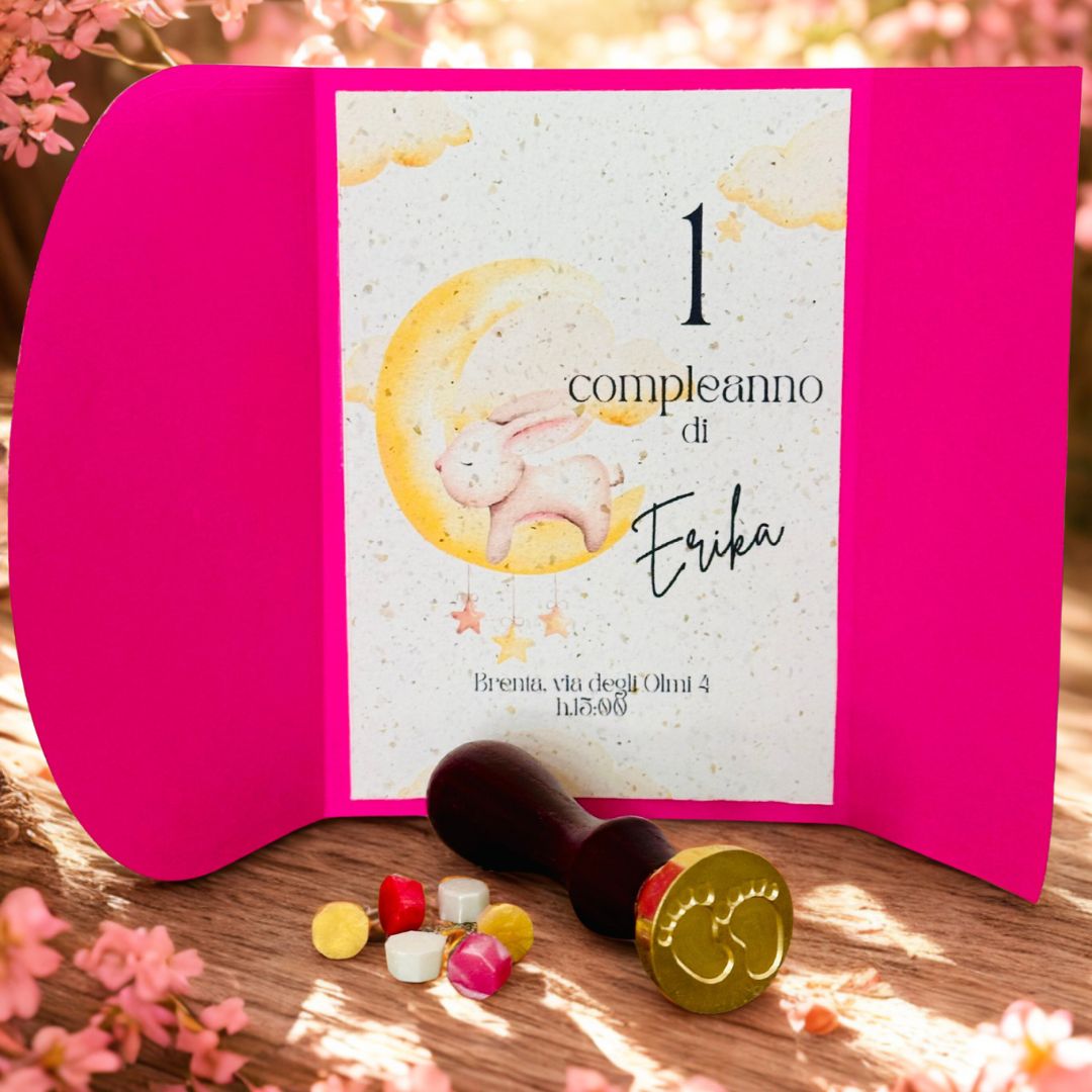 Invito primo compleanno bimba personalizzato, doppio cartoncino fucsia, con sigillo in ceralacca e fiorellini rosa.