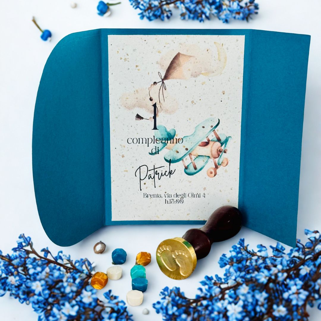 Invito primo compleanno bimbo personalizzato, doppio cartoncino blu mare, con sigillo in ceralacca e fiorellini blu.