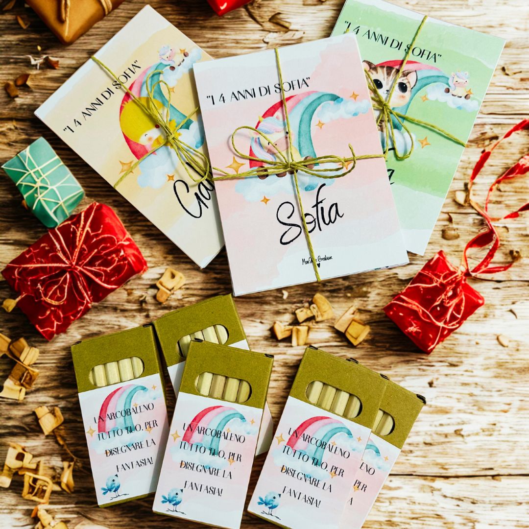 Set regalini personalizzati per bambini dell’asilo con carte da colorare e nome personalizzato con scatolina di matite colorate.