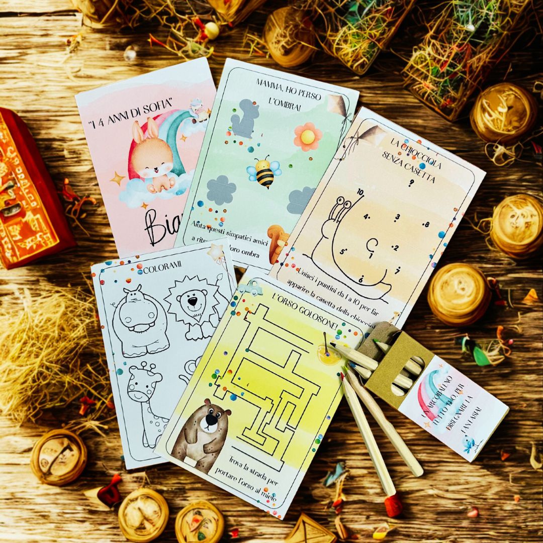 Set regalini personalizzati per bambini dell’asilo con carte da colorare e scatolina di matite colorate.