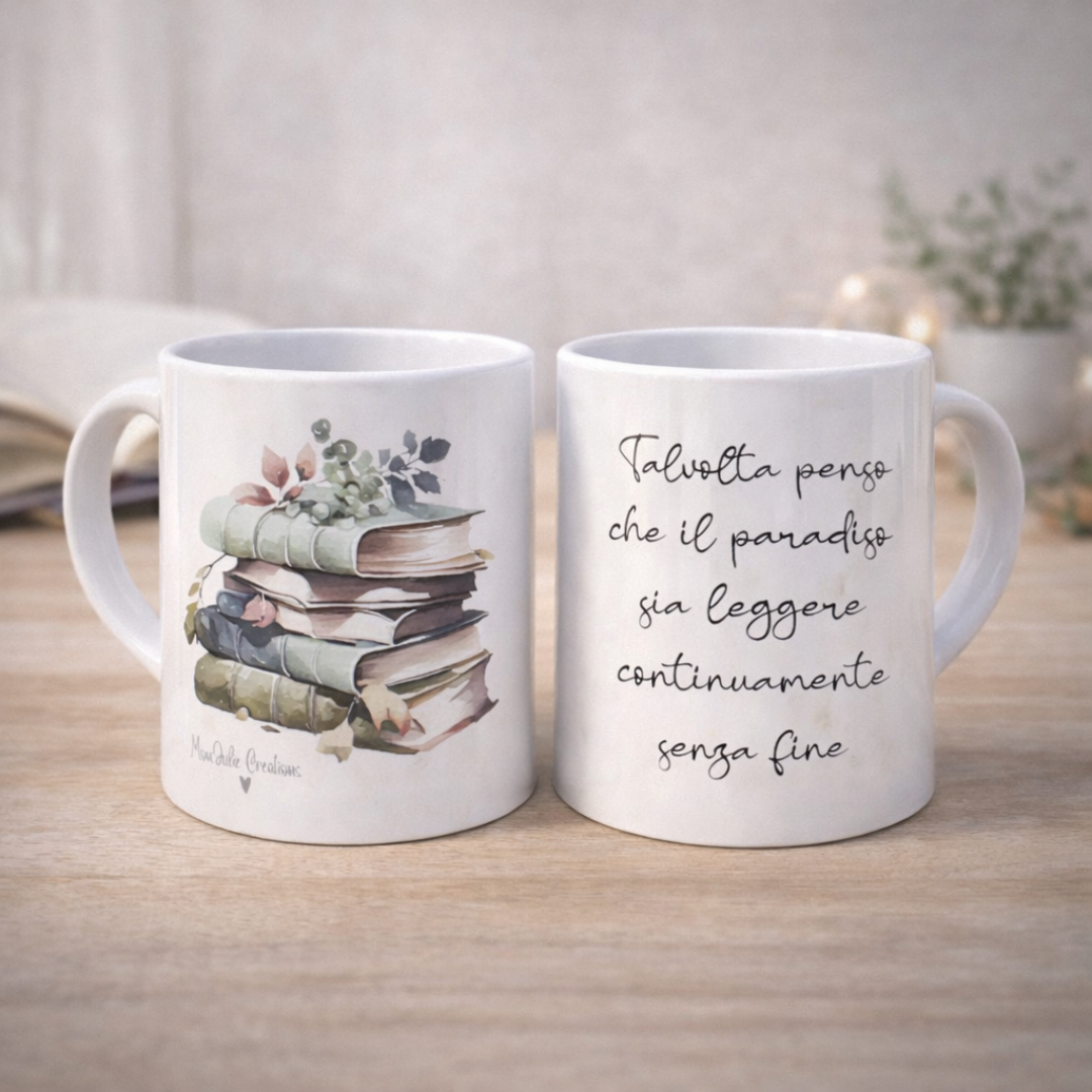 Tazza mug in ceramica bianca fronte e retro, grafica con libri pastello, fiori e frase dedicata, su tavolo in legno chiaro con libro aperto e piantina sullo sfondo.