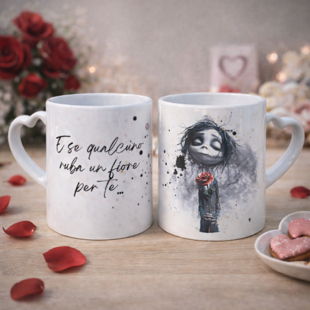 Tazza mug in ceramica bianca con manico a cuore e grafica darlk love e dedica, realizzata a mano, su piano in legno chiaro, con petali di rosa rossi e dettagli romantici decorativi.