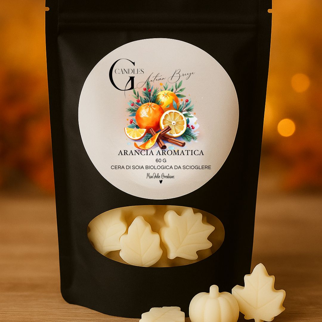 Wax melts al profumo di arancia e cannella, in cera di soia biologica, artigianale in bustina nera con finestra trasparente, sfondo ambrato, con piccole cere a forma di foglia e di zucca decorative.