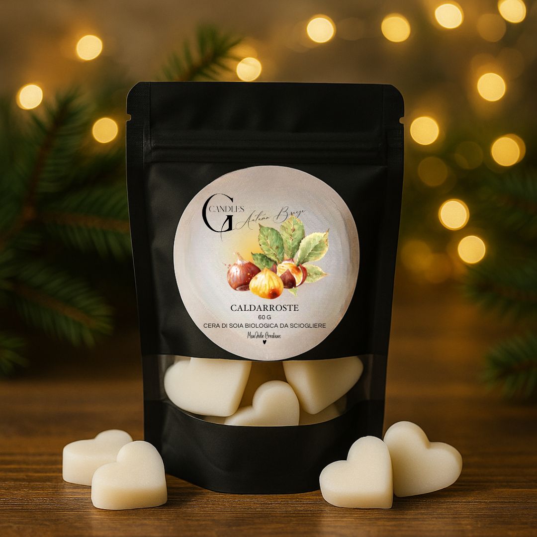 Wax melts al profumo di Cabernet Sauvignon, in cera di soia biologica, in bustina nera con finestra trasparente, grafica raffinata. Sfondo con piano in legno naturale e cuoricini in cera decorativi.