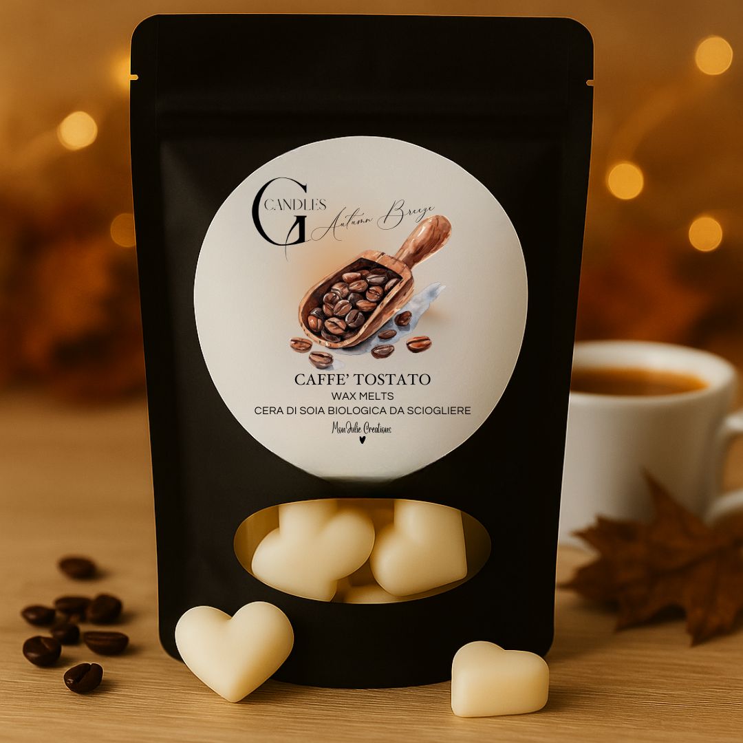 Wax melts al profumo di caffè tostato, in cera di soia biologica, artigianale, in bustina nera con finestra trssparente, grafica raffinata, sfondo in legno e colori ambrati, con cuoricini in cera, chiichi e tazzina da caffè come elementi decorativi e lucine.