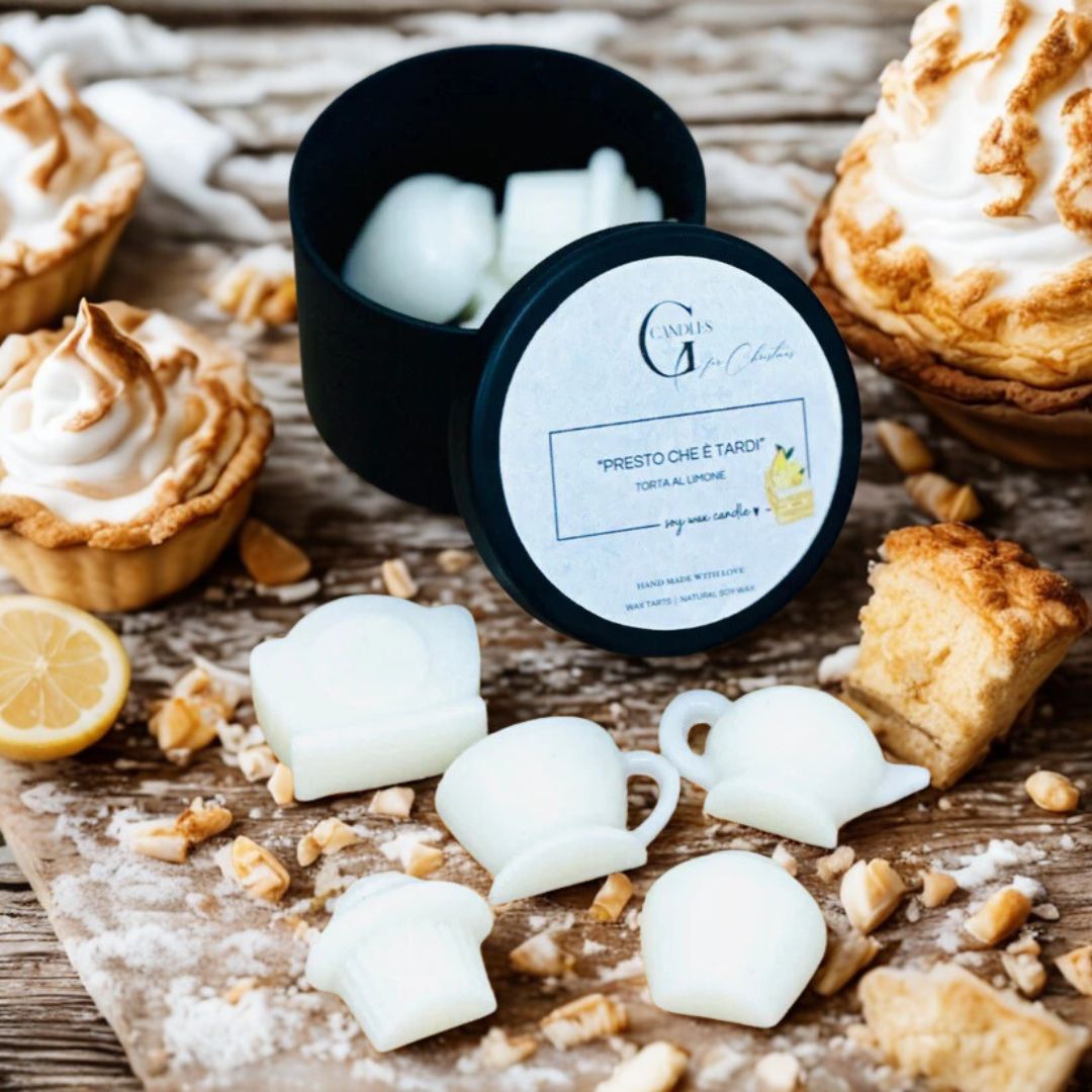 Wax melts artigianali profumati al limone a forma di orologio, tazza e teiera ispirati ad Alice nel Paese delle Meraviglie.