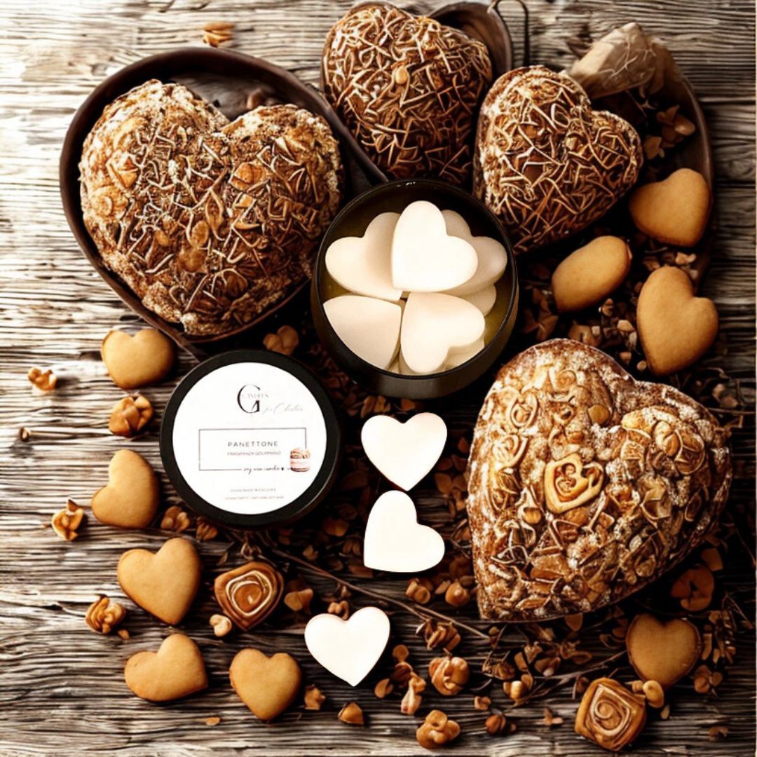 Wax melts artigianali a forma di cuore, panettone e dolcetti su fondo in legno – profumazioni natalizie realizzate a mano in cera di soia.