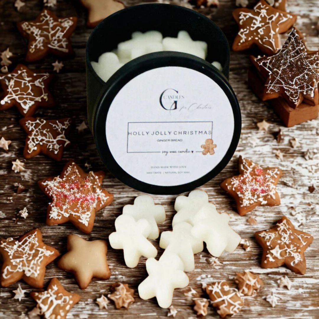 Wax melts natalizi al pan di zenzero in cera di soia artigianale, decorati con biscotti speziati e fiocchi di neve.
