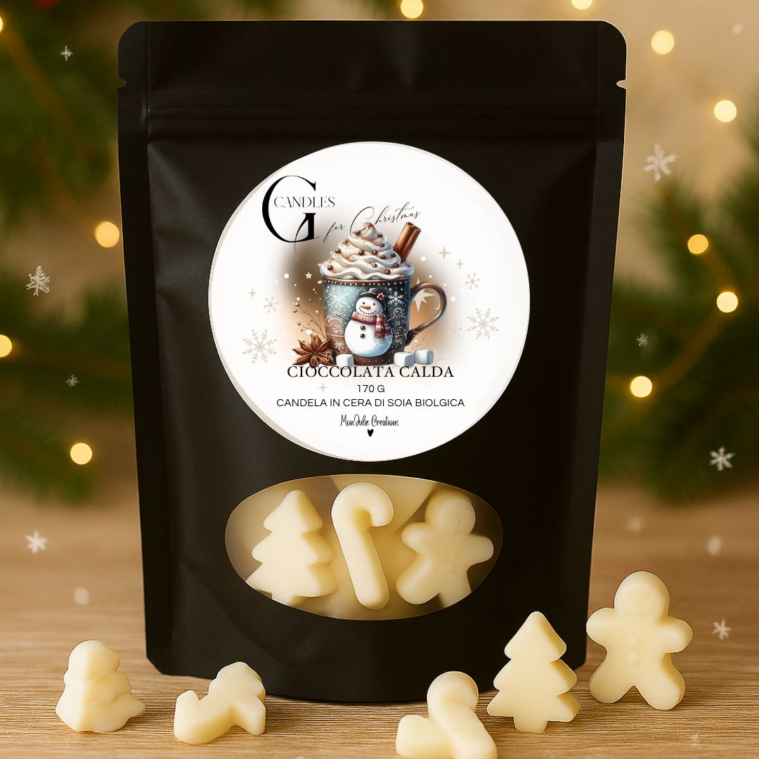 Wax melts natalizie al profumo fi cioccolata calda, in cera di soia, artigianale in barattolino nero con coperchio e grafica natalizia raffinata. Sfondo in legno chiaro con rami di abete e lucine decorative.