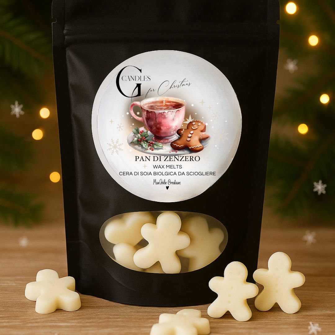 Wax melts natalizie al profumo di pan di zenzero a forma di omini, artigianali in cera di soia biolgica, in bustina nera con finestra trasparente. Atmosfera natalizia, con rami di pino e piccole lucine sullo sfondo, appoggiate su piano in legno rustico.
