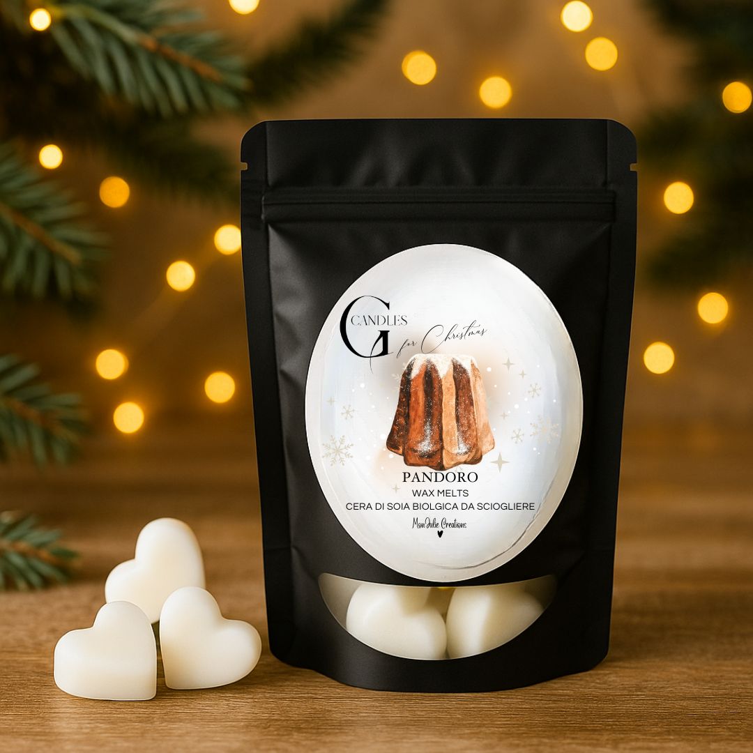 Wax melts natalizie al profumo di pandoro, artigianli in cera di soia a forma di cuoricini. Atmosfera nataliza con rami di abete e lucine, su un piano in legno rustico.