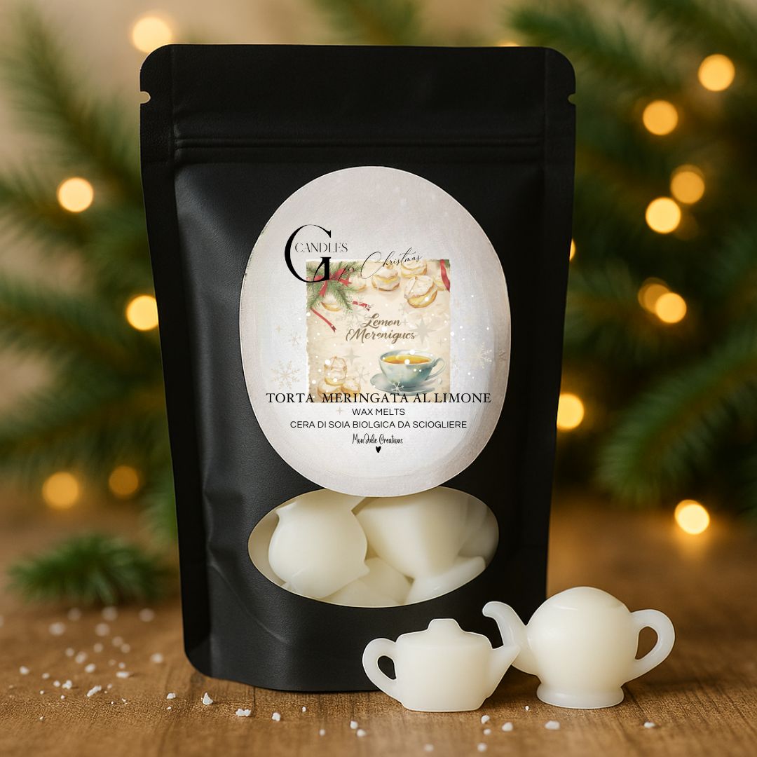 Wax melts natalizie al profumo di torta meringata al limone, in bustina nera con finestra trasparente, con sfondo natalizio di lucine e abete su piano in legno rustico.