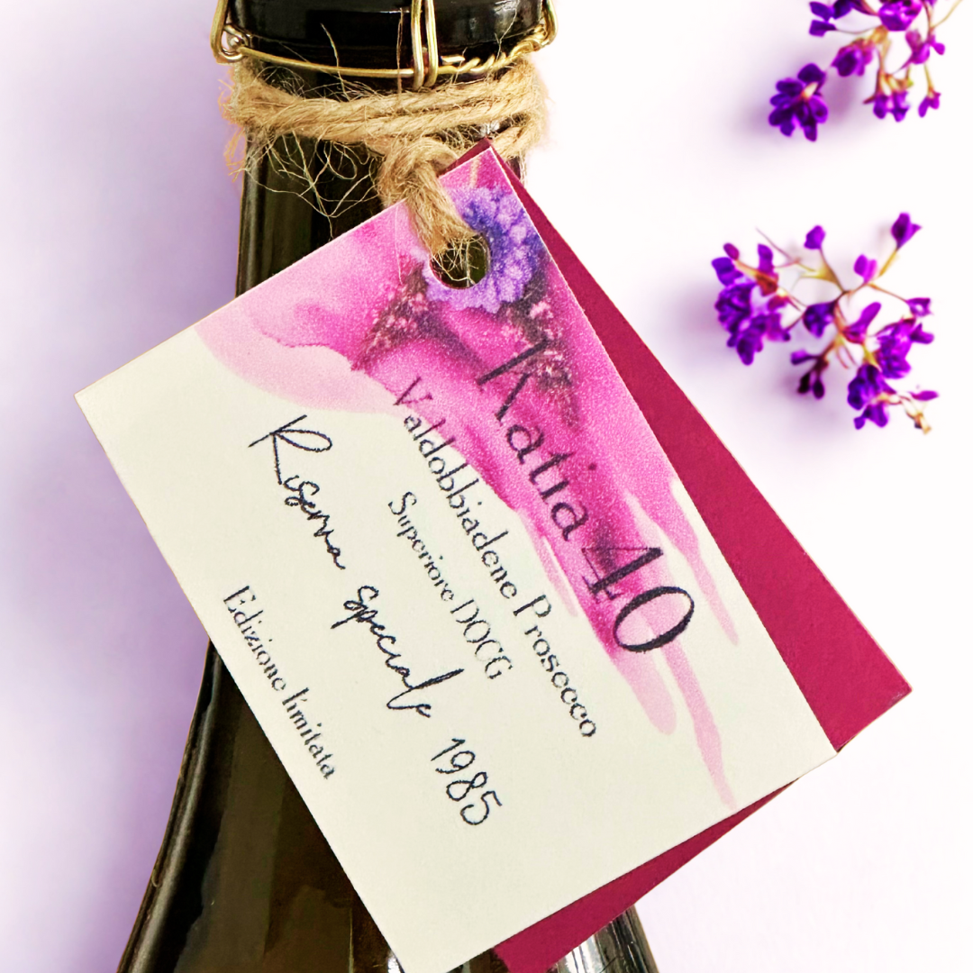Bottiglia di prosecco personalizzata, con cartellino doppio, nei coloroi del viola e del bordeaux, con nome.
