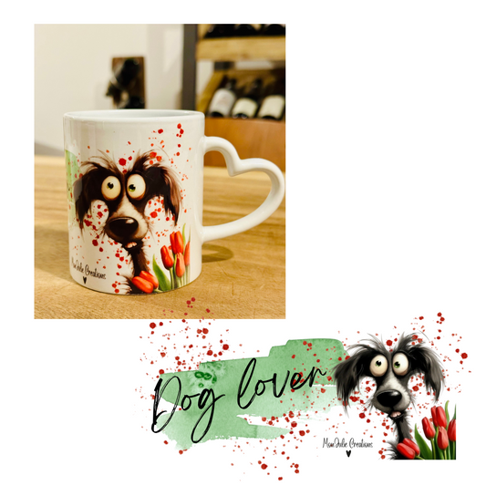 Tazza mug da 325 ml in ceramica con manico a forma di cuore per gli amanti dei cani, con um'immagine grafica che raffigura  la testolina di un cane di colore marrone scuro e beige su sfondo verde con  puntini e tulipani rossi, foglie  verdi con la scritta Dog lover, dalla buffa espressione. L'immagine sottostante mostra per intero la  grafica realizzata con stampa sublimatica. Grafiche divertenti ed originali realizzate  a mano.