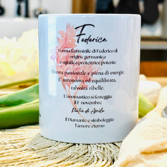 Tazza mug con nome e sotto una scritta che ne descrive il significato.
