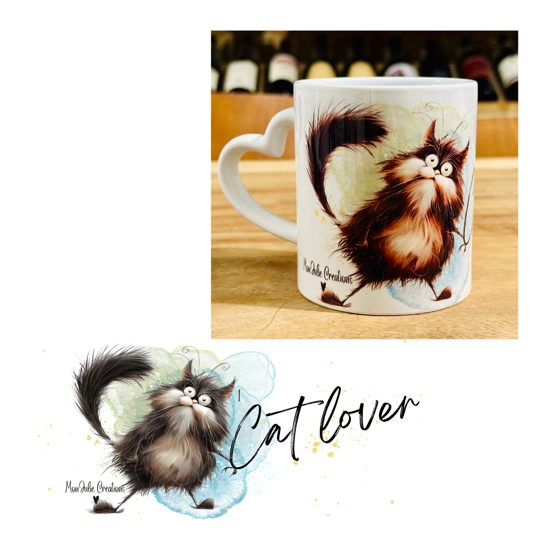 Tazza mug con manico a forma di cuore, grafica con gatto divertente e scritta Cat lover.