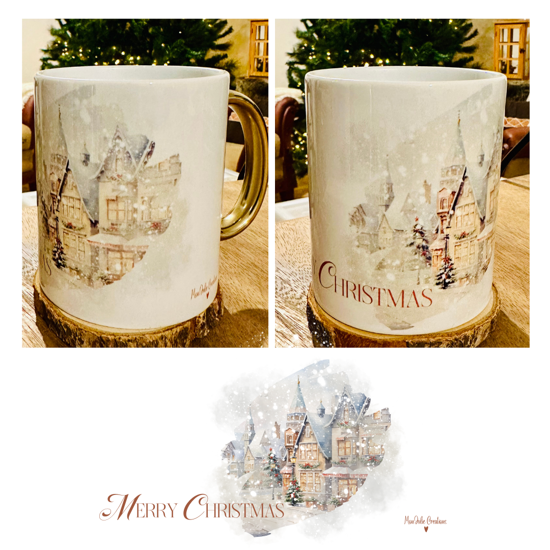 Tazza mug natalizia in ceramica con manico in oro, stampa e progetto grafico realizzati artigianalmente. Immagine originale con villaggio natalizio innevato e scritta Merry Christmas. L'immagine sottostante le due foto, rappresenta la grafica per intero.