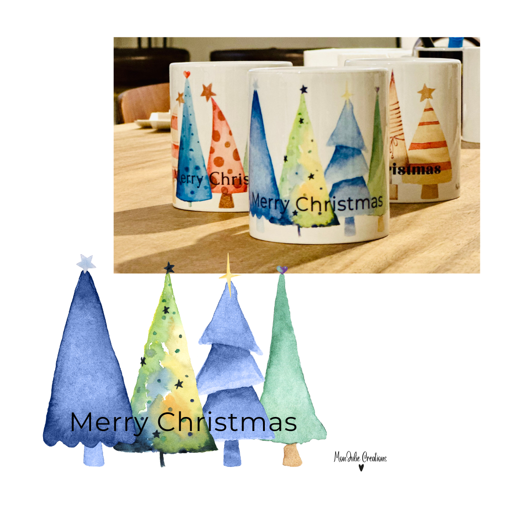 Tazza mug natalizia con quattro coloratissimi alberelli di natale e scritta Merry Christmas.