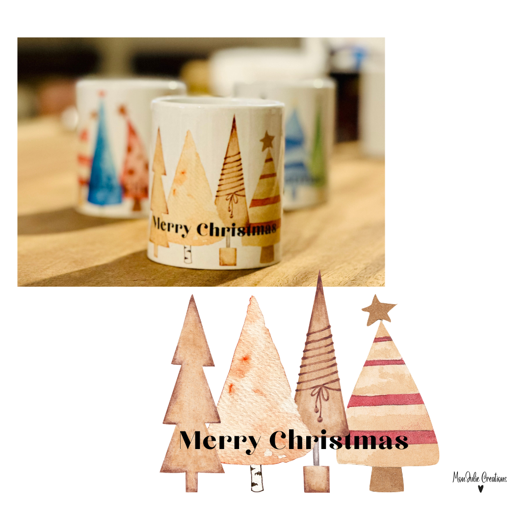 Tazza mug natalizia con quattro coloratissimi alberelli di natale e scritta Merry Christmas.